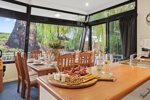 Boats And Bedzzz Houseboat Stays & Renmark River Villas - Foster Accommodation 4