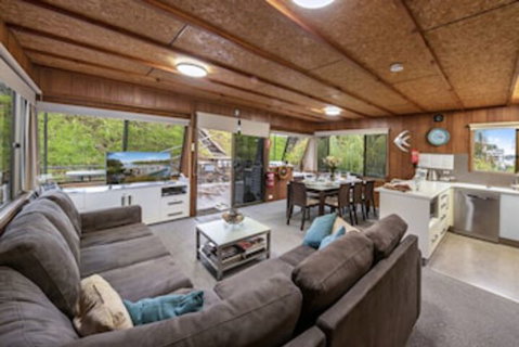 Boats And Bedzzz Houseboat Stays & Renmark River Villas - Foster Accommodation 0