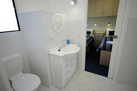 Boats And Bedzzz Houseboat Stays & Renmark River Villas - Foster Accommodation 3
