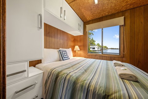 Boats And Bedzzz Houseboat Stays & Renmark River Villas - Foster Accommodation 5