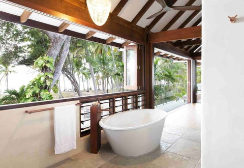 Spice At Oak Absolute Oceanfront House - Foster Accommodation 5