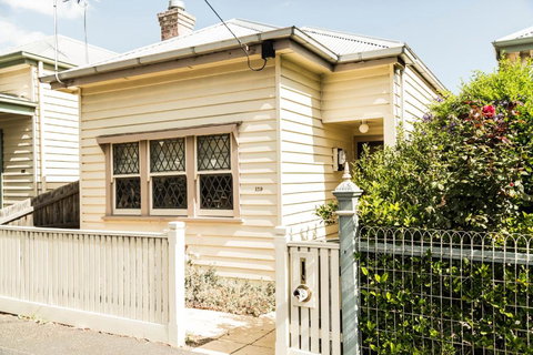 Simmers Serviced Apartments - Foster Accommodation 2