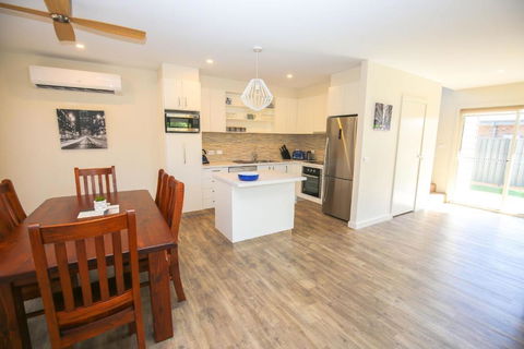 Amber Mist Villa One - Foster Accommodation 4