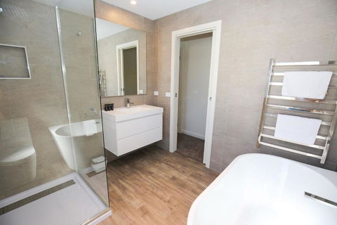 Amber Mist Villa One - Foster Accommodation 3