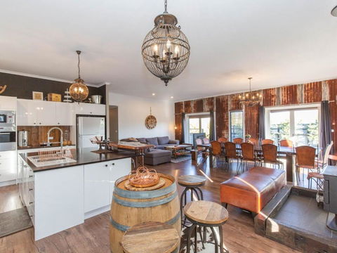 Oak & Barrel / 7 Twynam Street - Foster Accommodation 4