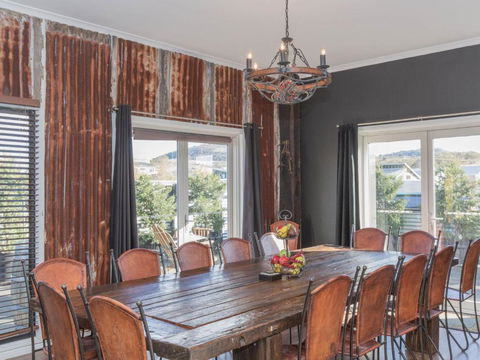 Oak & Barrel / 7 Twynam Street - Foster Accommodation 5