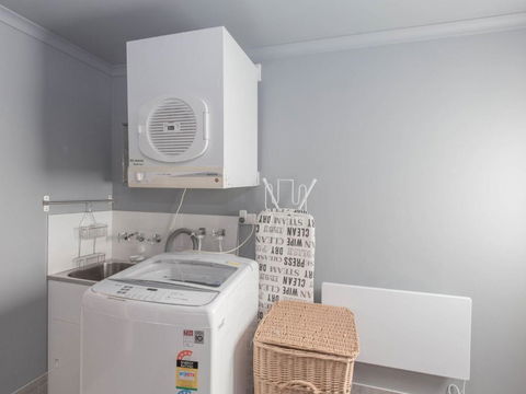 Oak & Barrel / 7 Twynam Street - Foster Accommodation 1