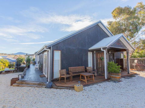 Oak & Barrel / 7 Twynam Street - Foster Accommodation 2