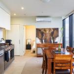 ON TOP Of THE WORLD BEST VIEWS In MELBOURNE !! - Foster Accommodation 0