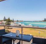 Shoreline 7 with 180 degree water views - Foster Accommodation
