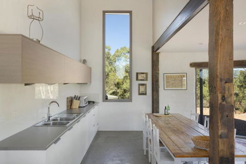 Lithia Guest House - Foster Accommodation 2