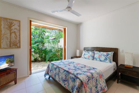 Balinese Beachfront Villa - Foster Accommodation 4
