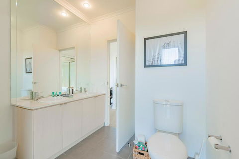 Shore To Relax Family Or Corporate Bookings Only - Foster Accommodation 2