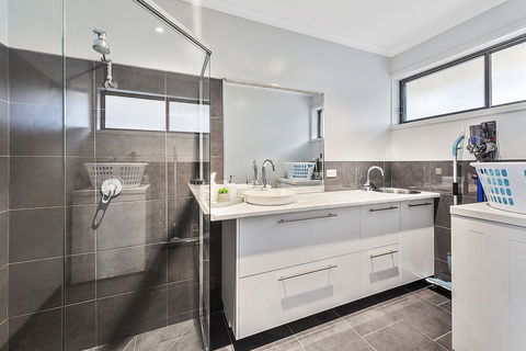 Lake Escape On Pool Avenue - Foster Accommodation 3