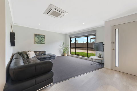 Lake Escape On Pool Avenue - Foster Accommodation 1