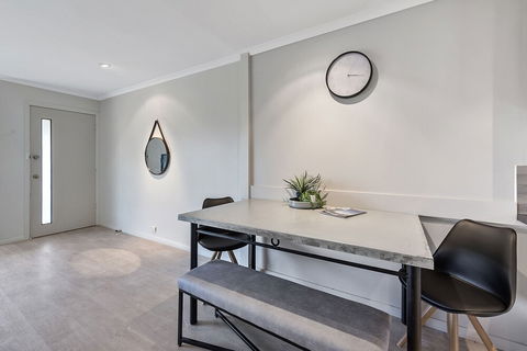 Lake Escape On Pool Avenue - Foster Accommodation 4