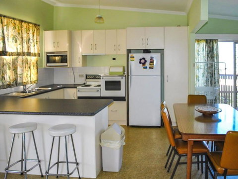 2 Rockpool Road - Foster Accommodation 2