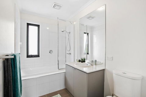 2 Bedroom Townhouse Family & Corporate Bookings Only - Foster Accommodation 6