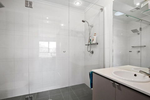 2 Bedroom Townhouse Family & Corporate Bookings Only - Foster Accommodation 1