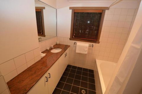 Beautiful Woodridge Chalet - Foster Accommodation 1