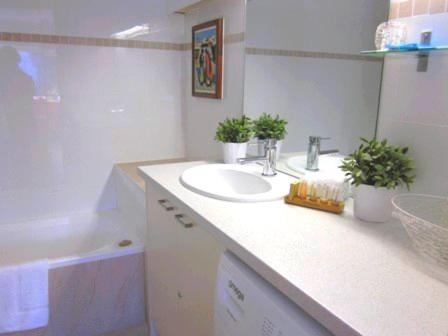 One Bedroom Superb View - Foster Accommodation 3