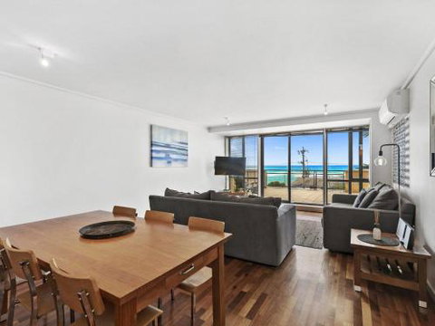 APARTMENT 12 PACIFIC APARTMENTS Across From The Pier - Foster Accommodation 4