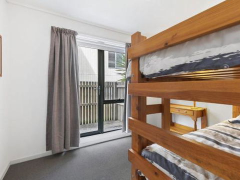 APARTMENT 23 PACIFIC APARTMENTS Sit On The Deck & Soak In The View - Foster Accommodation 1