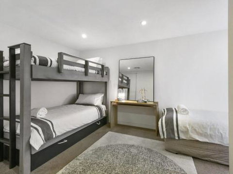 LOUTTIT BAY APARTMENT 2 Main Street With Wifi & Views - Foster Accommodation 5