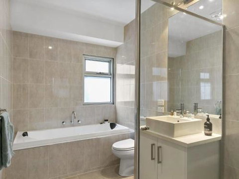 LOUTTIT BAY APARTMENT 2 Main Street With Wifi & Views - Foster Accommodation 6