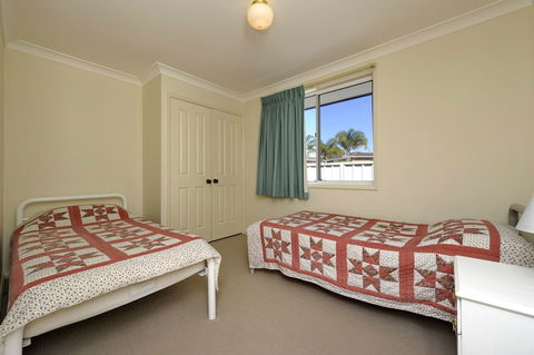 Reef Close 1 / 2 - Foster Accommodation 0