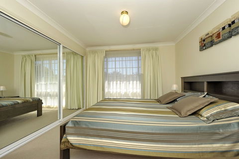 Reef Close 1 / 2 - Foster Accommodation 4