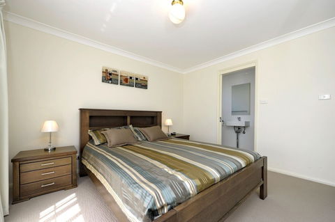 Reef Close 1 / 2 - Foster Accommodation 5