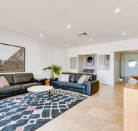 Sapphire Seas Beach House - Foster Accommodation