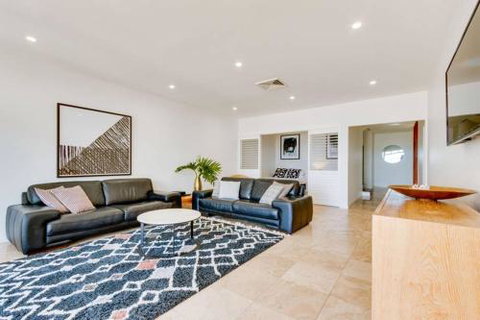 Sapphire Seas Beach House - Foster Accommodation 0