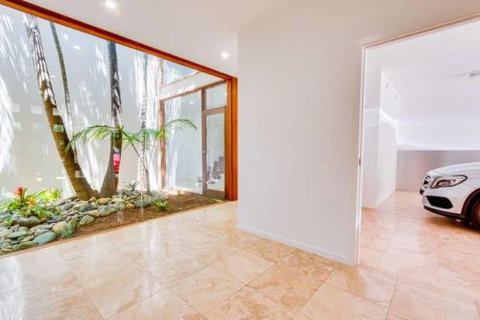 Sapphire Seas Beach House - Foster Accommodation 5