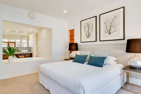 Sapphire Seas Beach House - Foster Accommodation 1