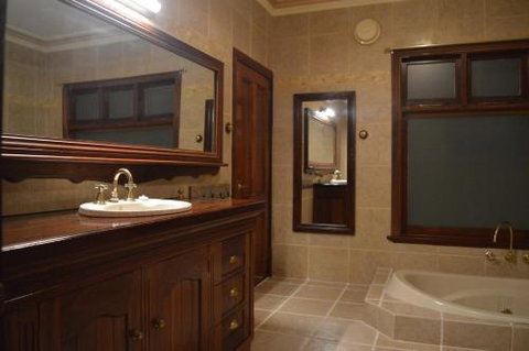 Gargoyle Lodge - Foster Accommodation 1