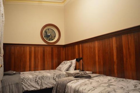 Gargoyle Lodge - Foster Accommodation 5