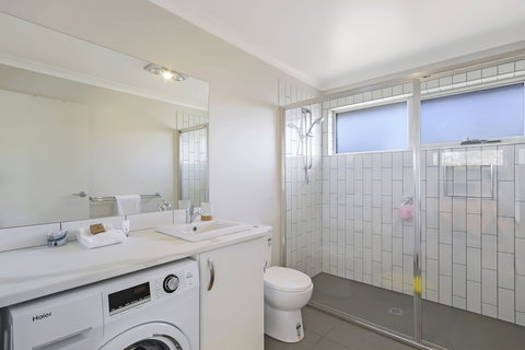 The Friendly Pelican - Foster Accommodation 3