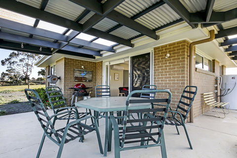 The Friendly Pelican - Foster Accommodation 6