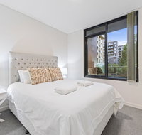 HomeHotel Stylish Apt next to Train  Westfield - Foster Accommodation