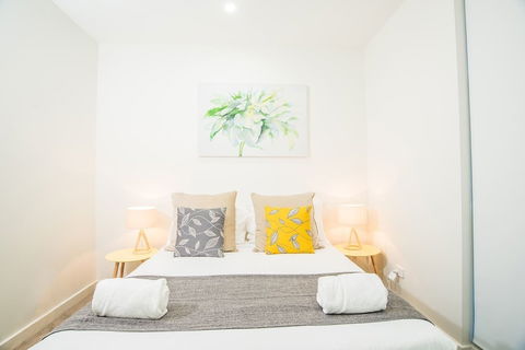 Modern And Chic Apartment Next To Parramatta Station - Foster Accommodation 2