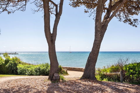 DROMANA Walk To Beach & Shops. Table Tennis + Netflix - Foster Accommodation 3