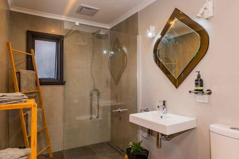 Lofty Views City Stunner! - Foster Accommodation 4