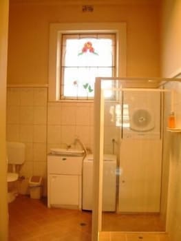 Royal Apartments - Foster Accommodation 1