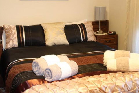 Sunset Retreat - Foster Accommodation 6