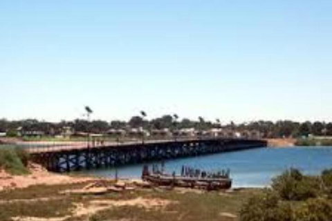 Sunset Retreat - Foster Accommodation 4