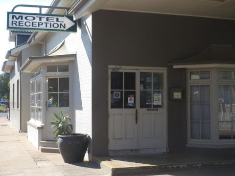 Coachman Hotel Motel - Foster Accommodation 0