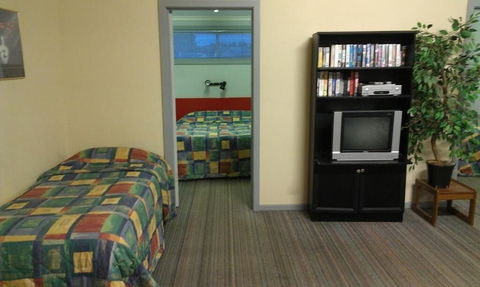 Avalon Motel - Foster Accommodation 5