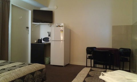 Avalon Motel - Foster Accommodation 1